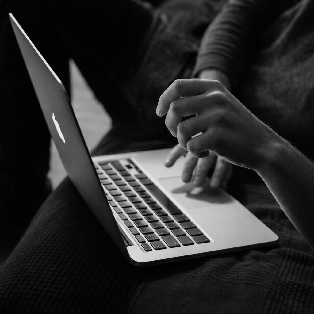 Site Amar Missões. Pessoa alterada por IA segurando um notebook ou laptop.