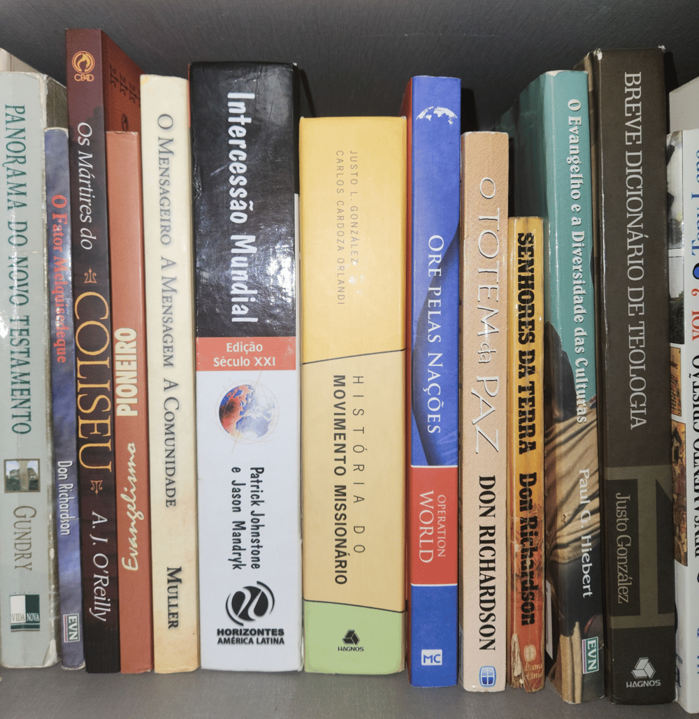 Site Amar Missões. Foto de livros sobre Missões da minha estante